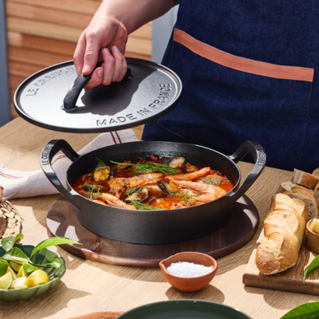 Le Creuset Cast Iron Alpine Outdoor Shallow Casserole 28cm Matte Black image number 7
