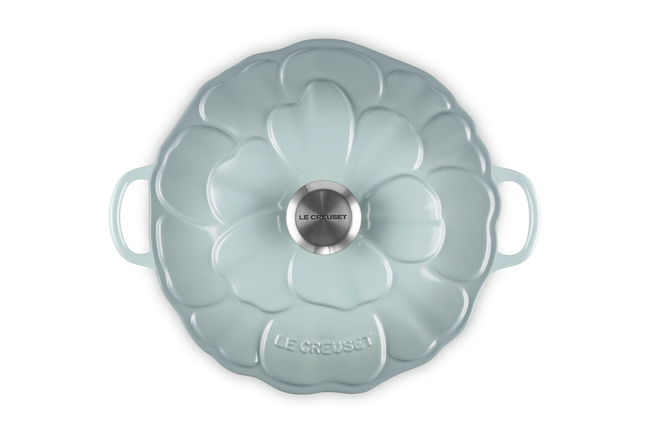 Cast Iron Petal Shallow CasseroleSea Salt image number 4