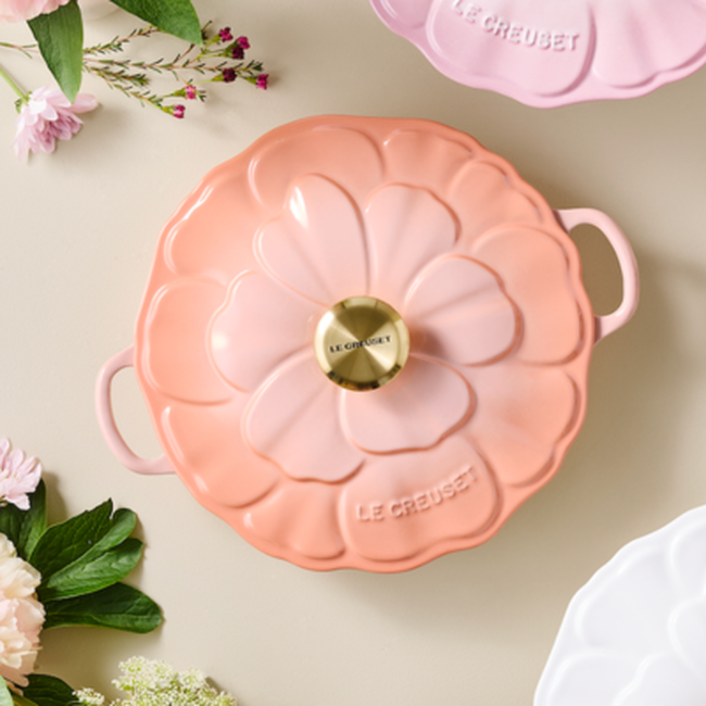 Le Creuset Cast Iron Signature Petal Round Casserole 26cm PecheP&ecirc;che image number 6