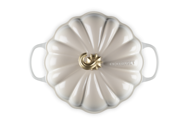 Le Creuset Cast Iron Signature Pumpkin Shallow Casserole 28cm MeringueMeringue image number 4
