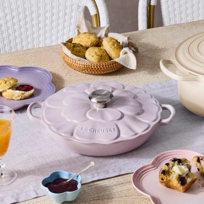 Le Creuset Cast Iron Signature Petal Shallow Casserole 26cm ShallotShallot image number 6