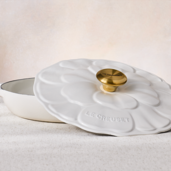 Le Creuset Cast Iron Signature Petal Shallow Casserole 26cm WhiteWhite image number 7
