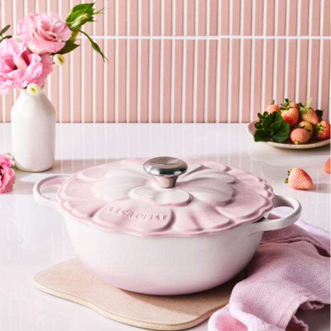Le Creuset Cast Iron Signature Petal Soup Pot 26cm Shell PinkShell Pink image number 6
