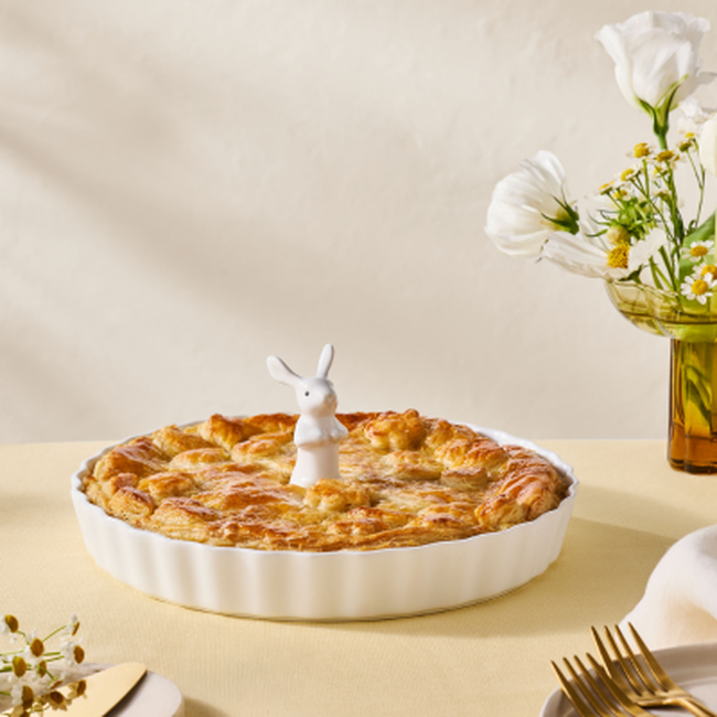 Le Creuset Stoneware Pie Bunny image number 1