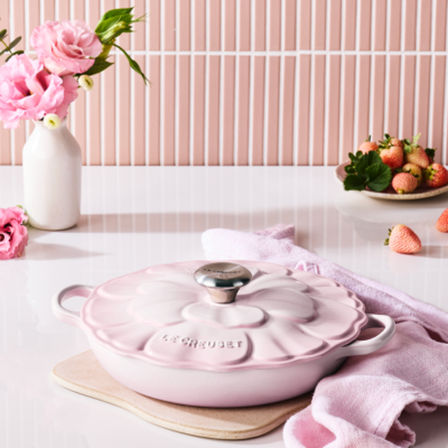 Le Creuset Cast Iron Signature Petal Shallow Casserole 26cm Shell PinkShell Pink image number 6
