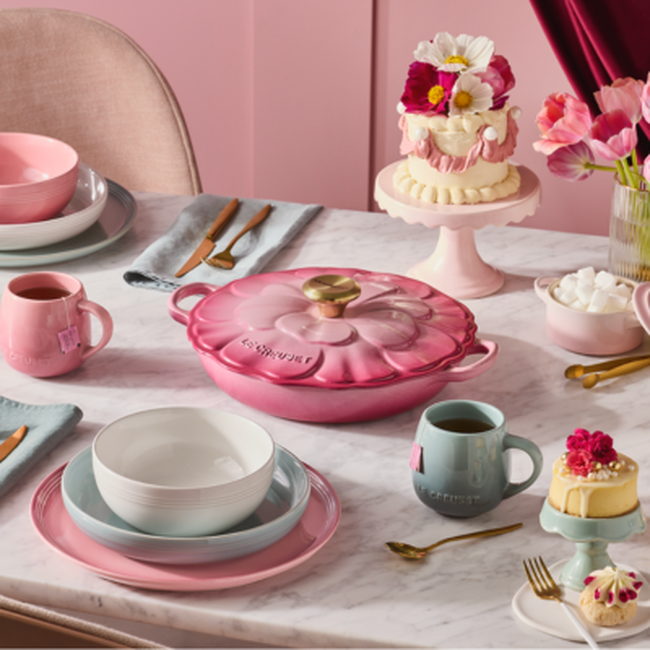 Le Creuset Cast Iron Signature Petal Shallow Casserole 26cm BerryBerry image number 7