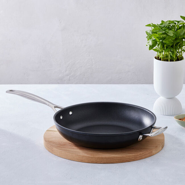Toughened Non-Stick Deep Frying Pan with Helper Handle image number 1