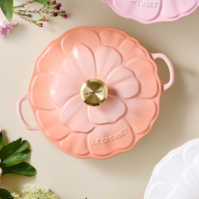 Le Creuset Cast Iron Signature Petal Soup Pot 26cm PecheP&ecirc;che image number 6