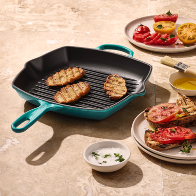 Le Creuset Cast Iron Signature Square Skillet Grill 26cmRiviera image number 2