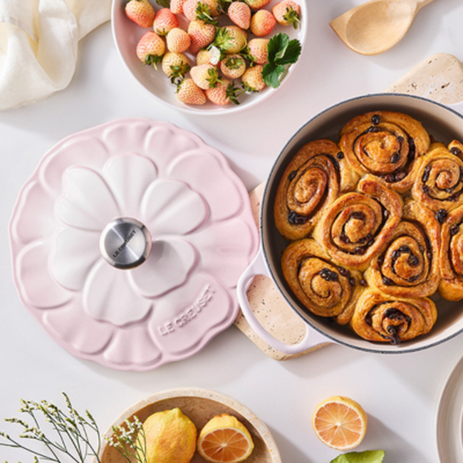 Le Creuset Cast Iron Signature Petal Round Casserole 26cm Shell PinkShell Pink image number 10