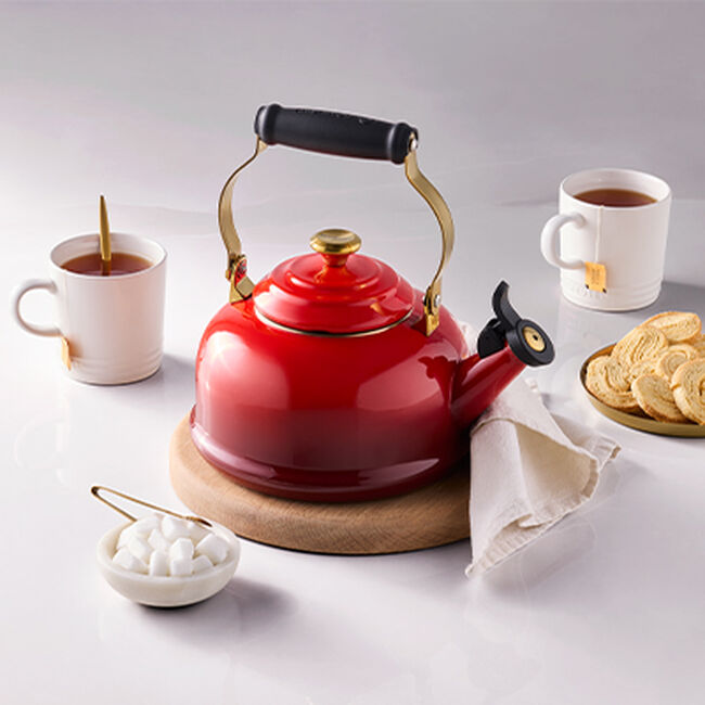 Le Creuset Whistling Teakettle with Gold Knob 1.6L image number 1