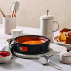 Le Creuset Metal Bakeware Springform Cake Tin image number 5