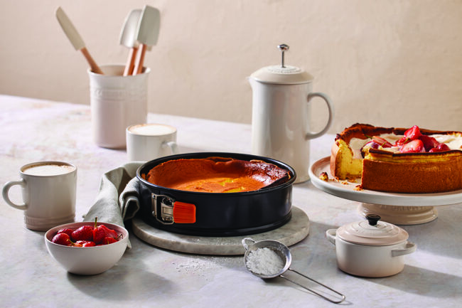 Le Creuset Metal Bakeware Springform Cake Tin image number 5