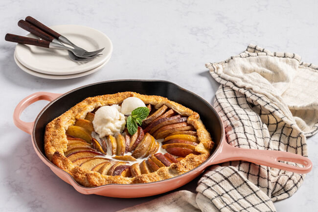 Le Creuset Cast Iron Signature Skillet image number 7