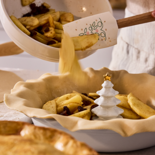 Le Creuset Stoneware Christmas Tree Pie Vent with Gold Star image number 3