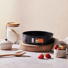Le Creuset Metal Bakeware Springform Cake Tin image number 6