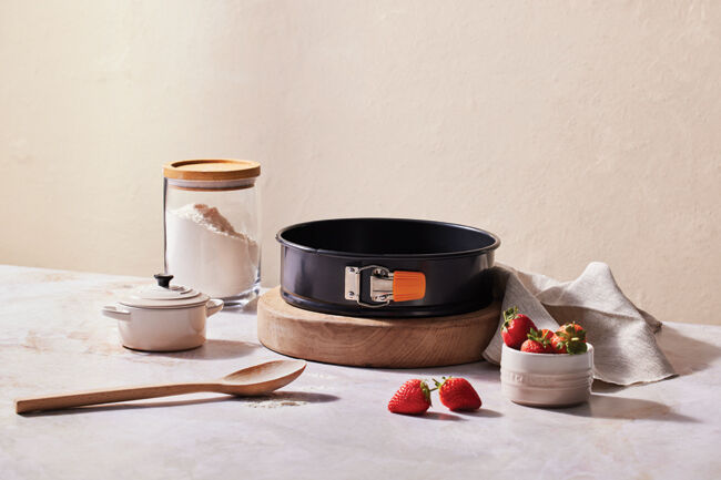Le Creuset Metal Bakeware Springform Cake Tin image number 6