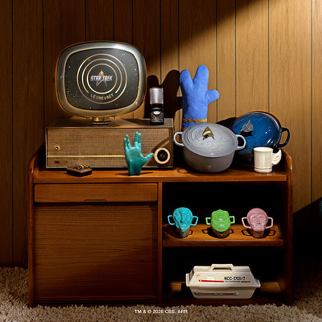 Star Trek Collection Enterprise Round Dutch Oven with Starfleet Delta Knob image number 3