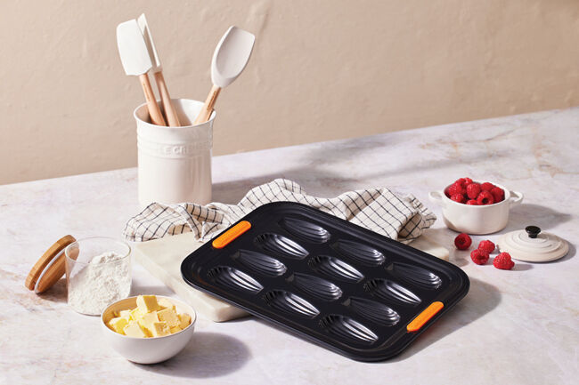 Le Creuset Metal Bakeware 12 Cup Madeleine Tray image number 2