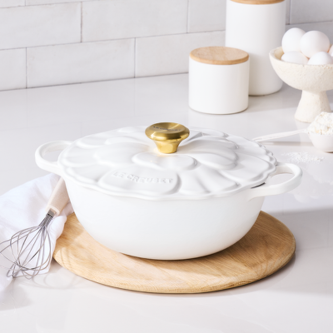 Le Creuset Cast Iron Signature Petal Soup Pot 26cm WhiteWhite image number 6