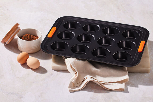Le Creuset Metal Bakeware 12 Cup Muffin Pan image number 3