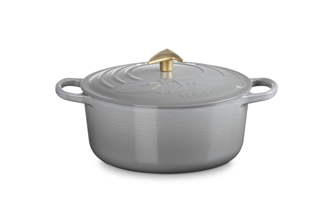 Star Trek Collection Enterprise Round Dutch Oven with Starfleet Delta Knob image number 4