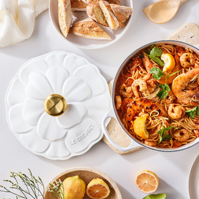 Le Creuset Cast Iron Signature Petal Round Casserole 26cm WhiteWhite image number 8