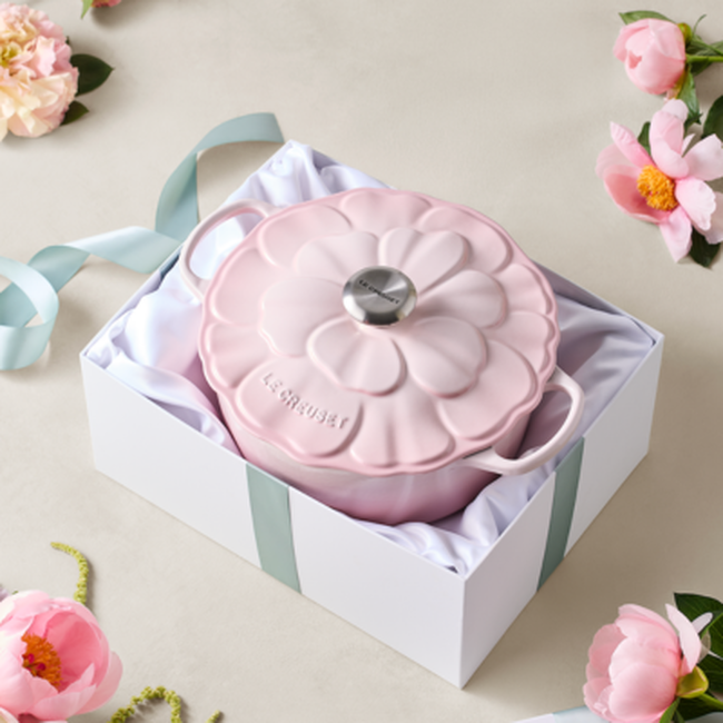 Le Creuset Cast Iron Signature Petal Round Casserole 26cm Shell PinkShell Pink image number 6