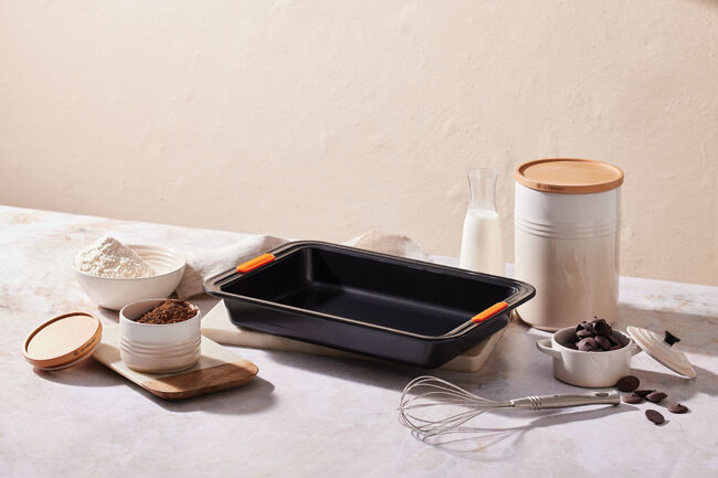 Le Creuset Metal Bakeware Rectangular Cake Tin 33cm image number 2