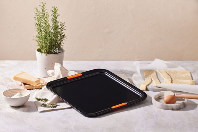 Le Creuset Metal Bakeware Rectangular Baking Sheet 31cm image number 3