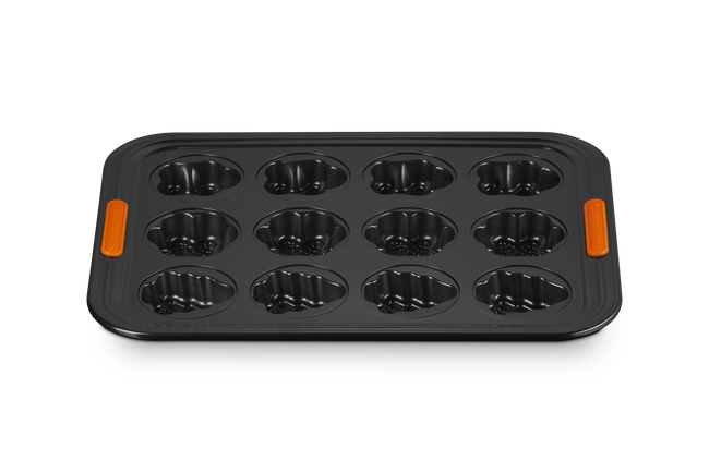 Le Creuset Metal Bakeware 12 Cup Holiday Cakelet Tray image number 8
