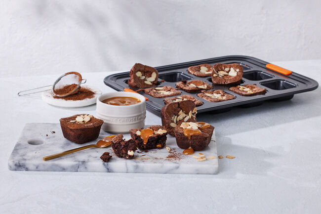 Le Creuset Metal Bakeware 12 Cup Brownie Pan image number 2