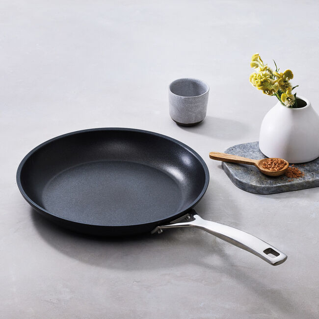Le Creuset Toughened Non-Stick Shallow Frying Pan 24cm image number 5