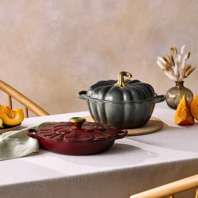 Le Creuset Cast Iron Signature Petal Shallow Casserole 26cmGarnet image number 6
