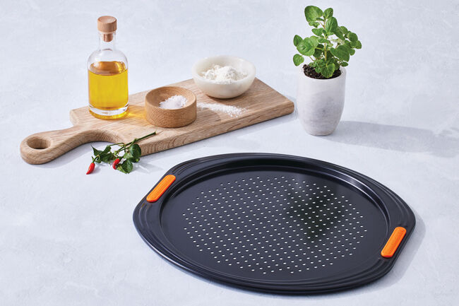 Le Creuset Metal Bakeware Pizza Pan 33cm image number 2