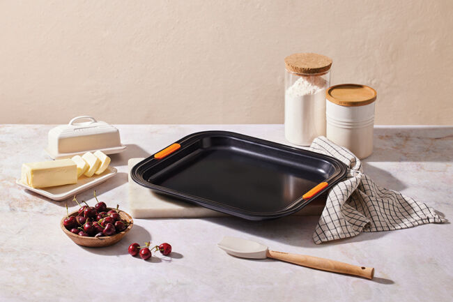 Le Creuset Metal Bakeware Large Rectangular Oven Tray 31cm image number 2