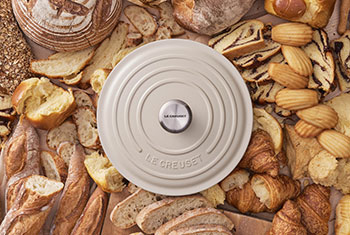 brioche beige lid surrounded by bread