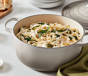 fettuccine alfredo in a dutch oven