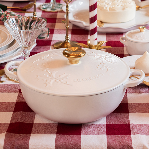 animated image of wooden trivet magnetically attaching to dutch oven