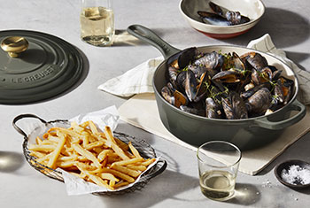 mussels in a thyme skillet