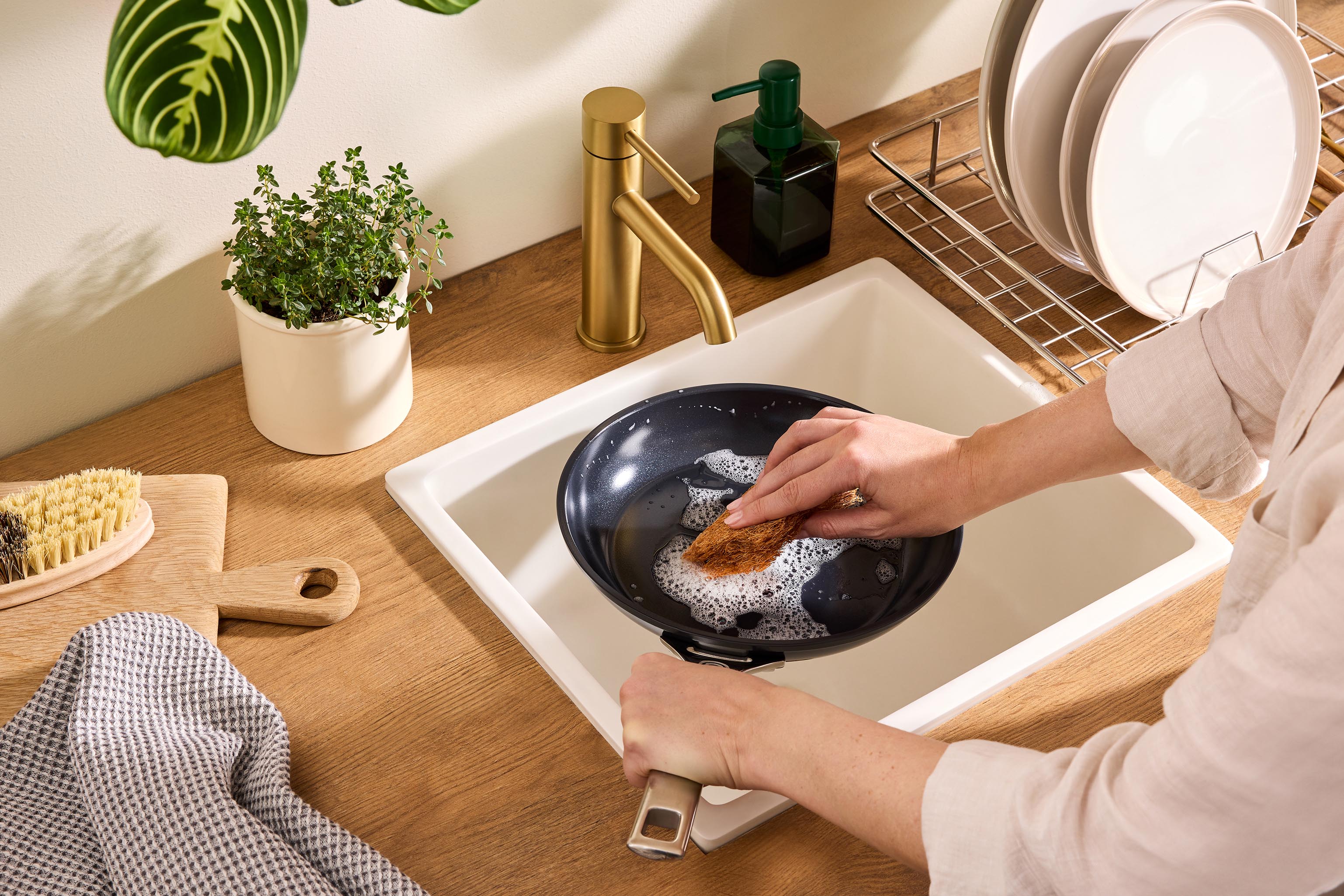 Cleaning a Le Creuset Essential Non-Stick Ceramic Frying Pan