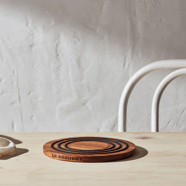 animated image of wooden trivet magnetically attaching to dutch oven