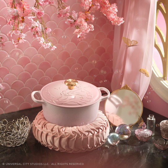 Glinda Embossed Signature Round Casserole Glinda Embossed Signature Round Casserole