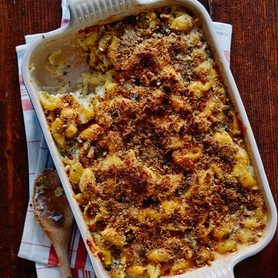Macaroni and Cheese with Garlic-Parsley Breadcrumbs | Le Creuset Recipes